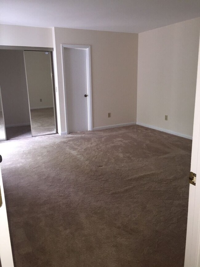 Building Photo - Modern 3BR Condo in Finley Forest – Prime Chapel Hill Location near UNC & RTP