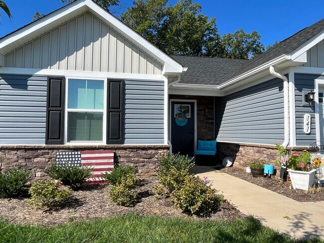 Building Photo - 3 bed 2 bath rental in Village Oaks Subdivision close proximity to Lake Monticello