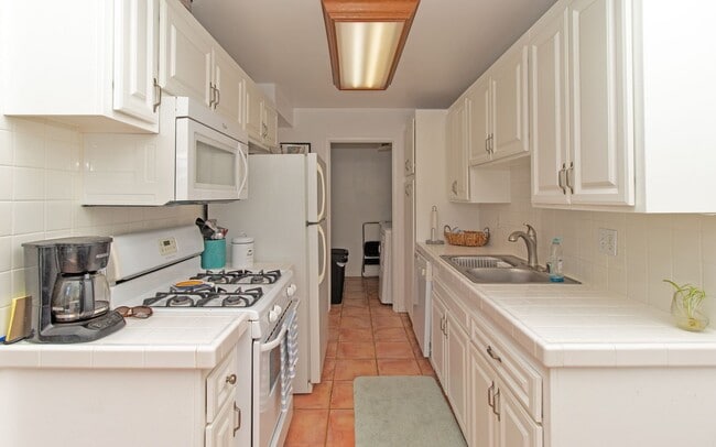 Building Photo - Stunning Saltillo Tiled Single Story Condo in Oceanside!