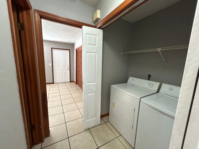 Building Photo - Spacious 1 Bedroom 1 Bathroom! Located Off Ocala Road.