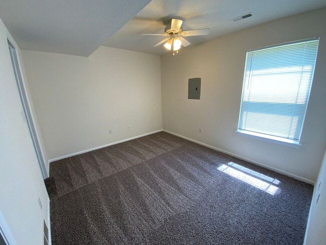 Building Photo - 4 Bedroom newly remodeled Duplex