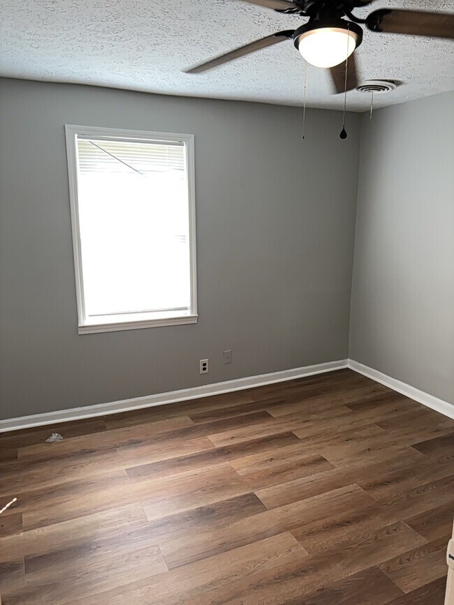 Building Photo - 1101 E 2nd St