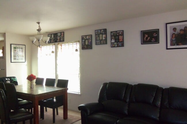 Building Photo - 196 - 3427/3429 SE 3rd