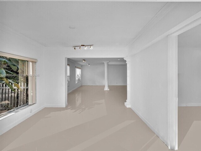 Building Photo - 4416 SW 35th Ave