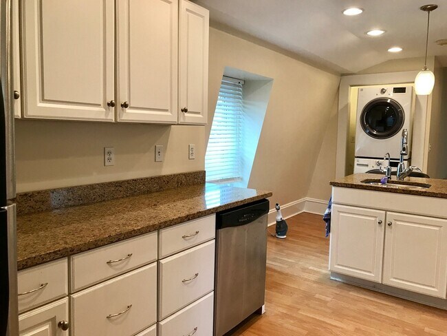 Building Photo - 674 Main St