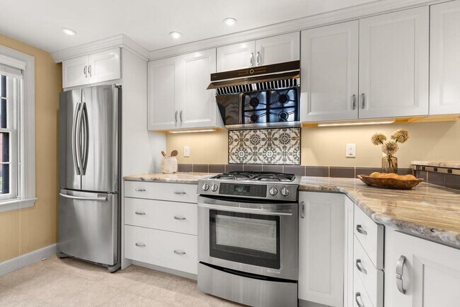 Building Photo - 49B Dana St