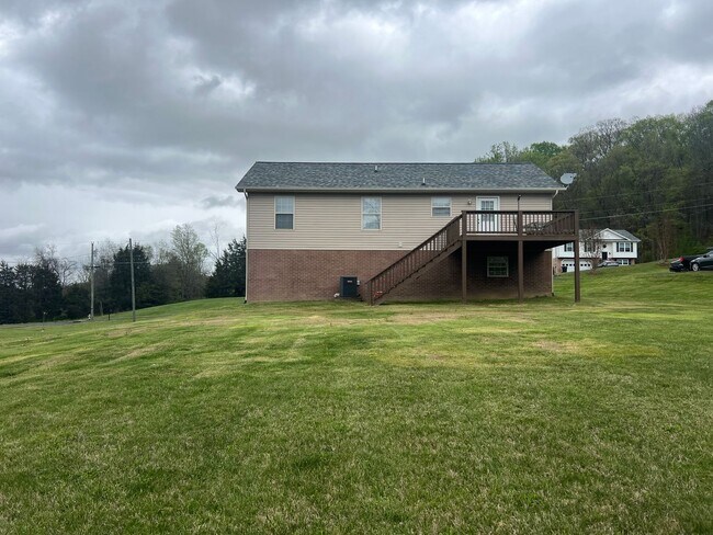 Building Photo - 3 bedroom / 2 bath + den located in Jonesborough
