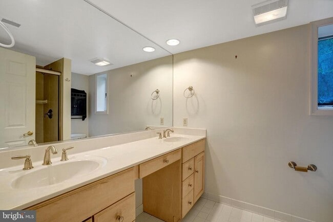 Building Photo - 821 N Latham St