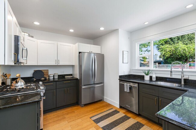 Building Photo - Remodeled Sunset Hill Home in Prime Ballar...