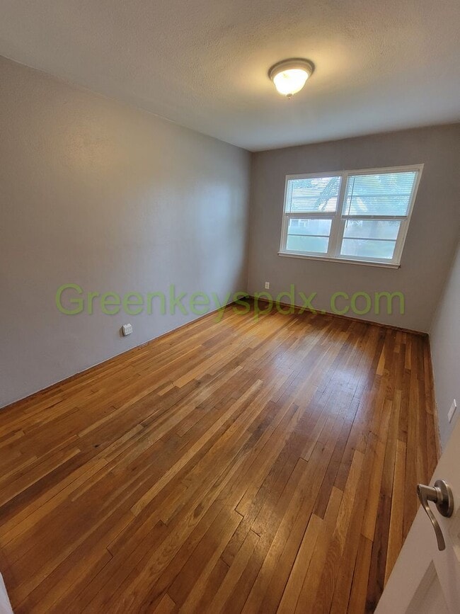 Building Photo - Large 2 Bedroom 1 Bath Unit off Broadway w...