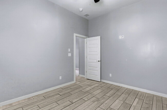 Building Photo - 13110 Emerald Isle St