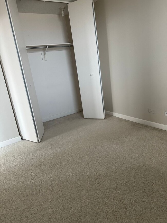 Building Photo - Amazing views from this 31st floor 1bed on...