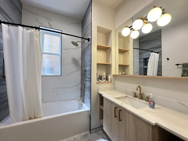 Building Photo - 841 N Mozart St