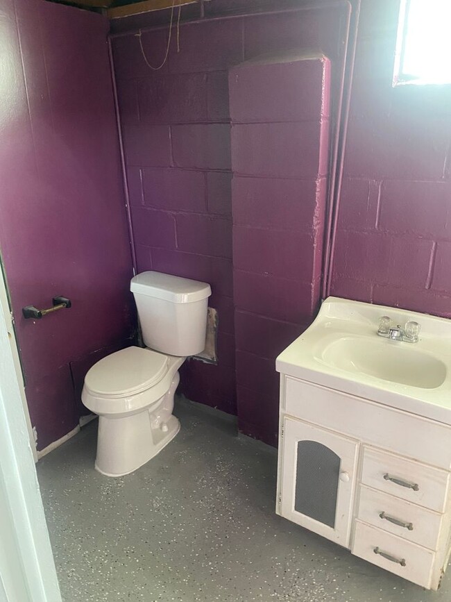 Building Photo - 3 bedroom 2 bath bungalow with basement and garage in Wayne