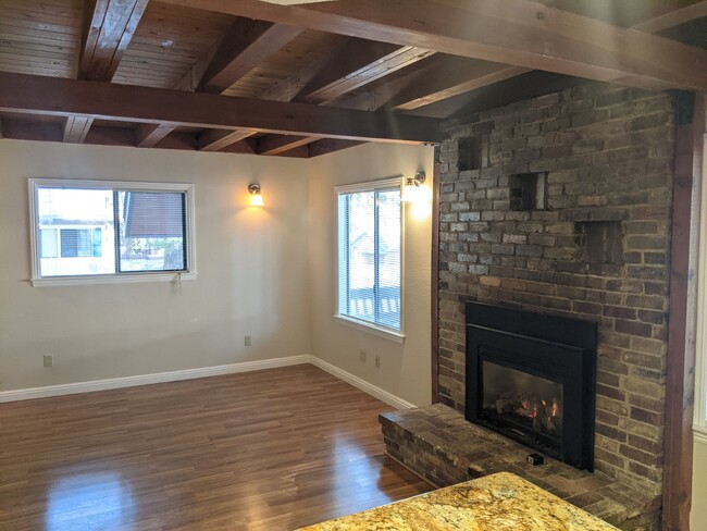 Living room - 614 Glorene Ave