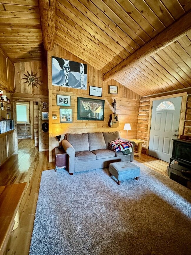 Building Photo - Charming 2-Bedroom Log Cabin in Scenic Kil...