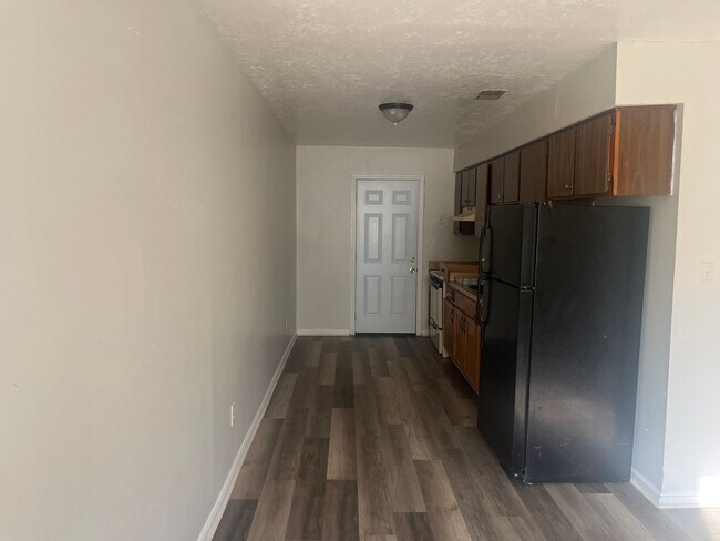 Building Photo - 2 Bed, 1 Bath Apartment
