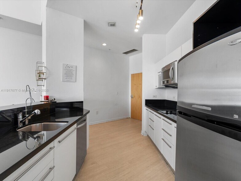 Building Photo - 253 NE 2nd St