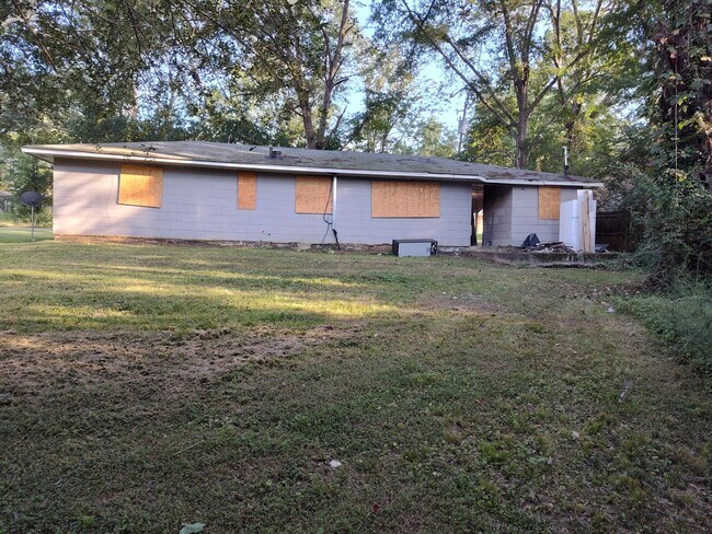 Building Photo - 1018 Deryll St