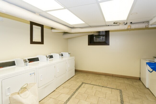 Building Photo - 736 W Belmont Ave