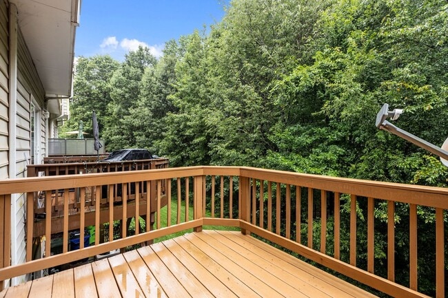Building Photo - Spacious 3 story Townhome-Close to Downtown Raleigh- Renaissance Park-Available Now!