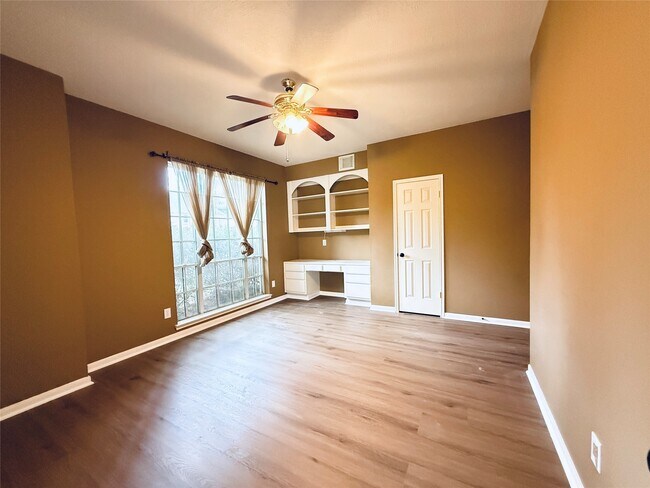 Building Photo - 16523 Town Lake Ct