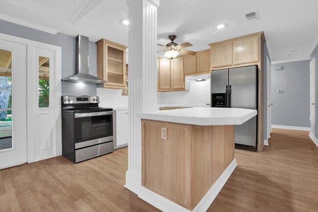 Building Photo - 3/2/2 in Quiet Sherman Neighborhood Near Fairview Park!