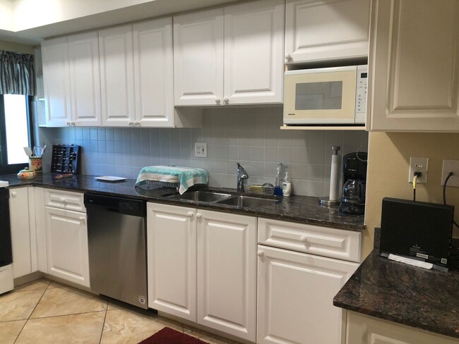 Building Photo - Venice, FL 2BR/2BA Condo in a Gated, Gulf ...