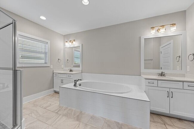 Building Photo - Stunning Home in Melrose 12 South Area...D...