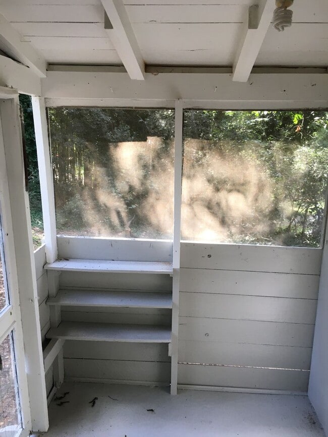 Building Photo - Large 2/1 Home, includes bonus room- Sherwood Forest- $995