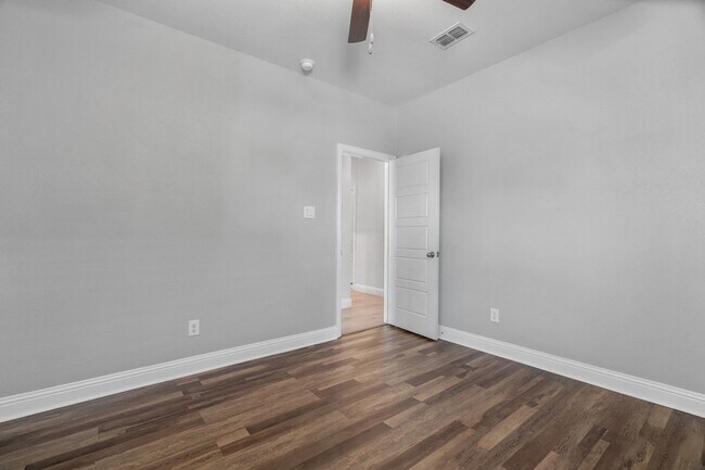 Building Photo - 1440 Lakeview Dr