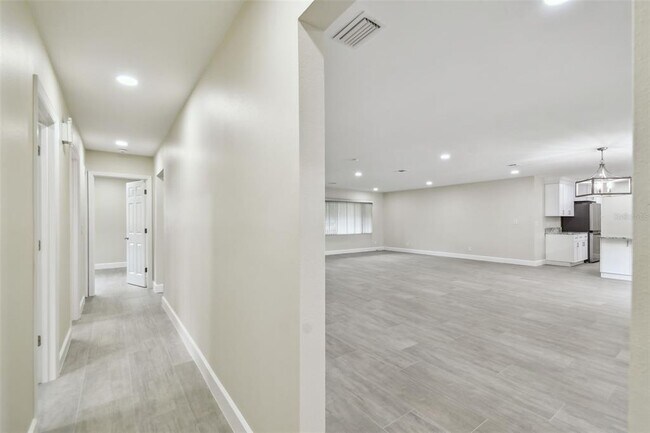 Building Photo - 3938 Versailles Dr