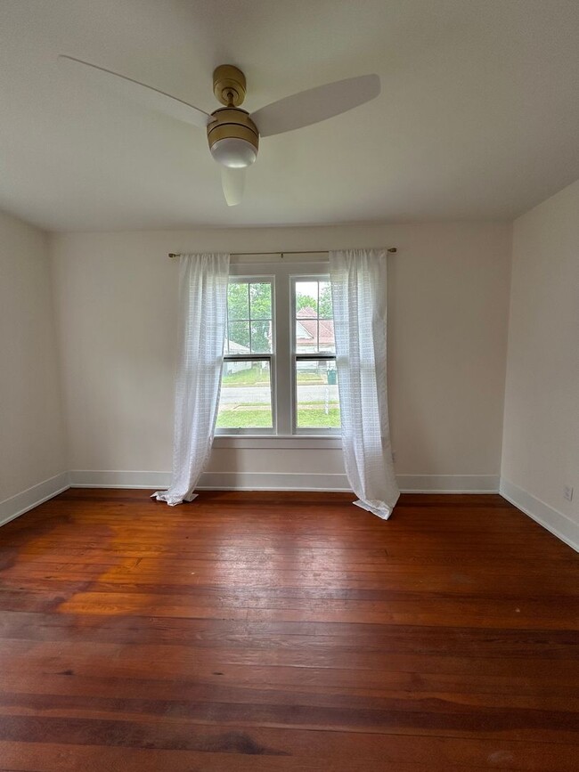 Building Photo - 3 Bed | 2 Bath | Fenced Backyard + Beautif...