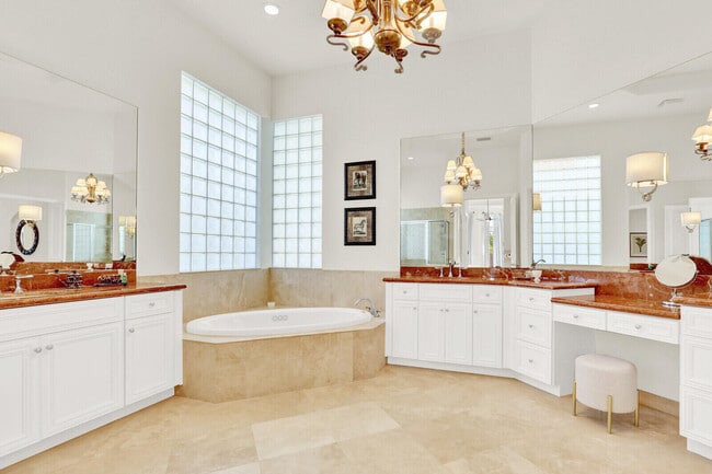 Building Photo - 528 Les Jardin Dr