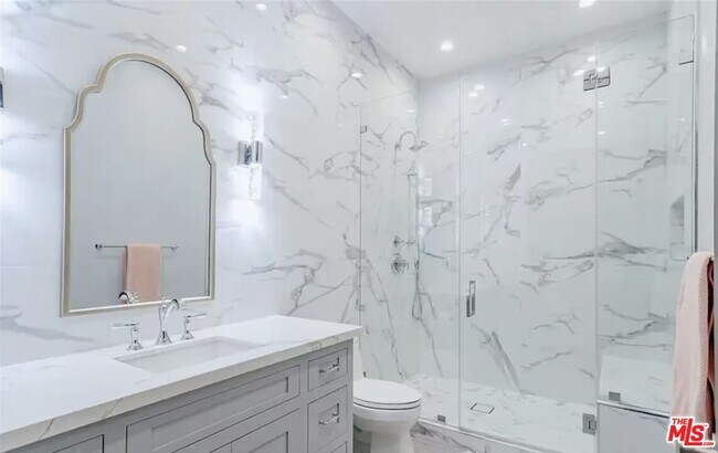 Building Photo - 5225 Topeka Dr