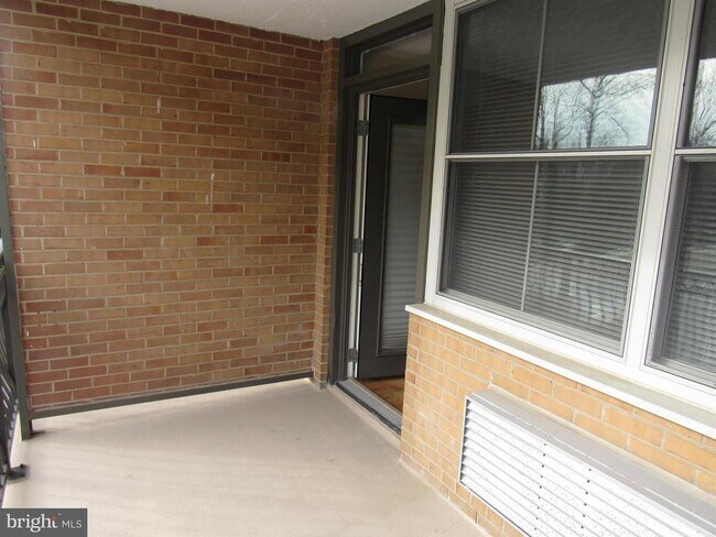 Building Photo - 2030 N Adams St