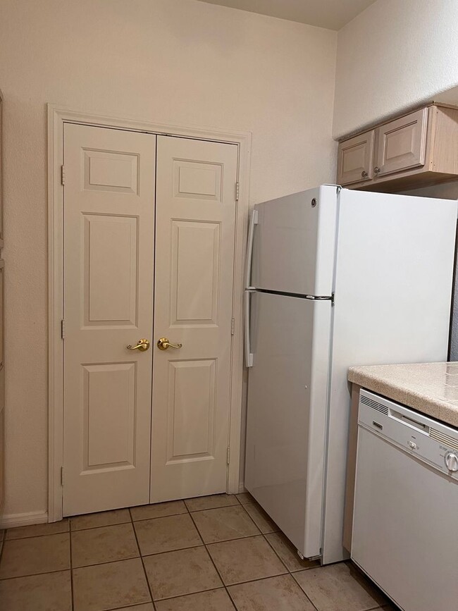 Building Photo - Mannetta Lane Condo / 2 BR - 1st Floor