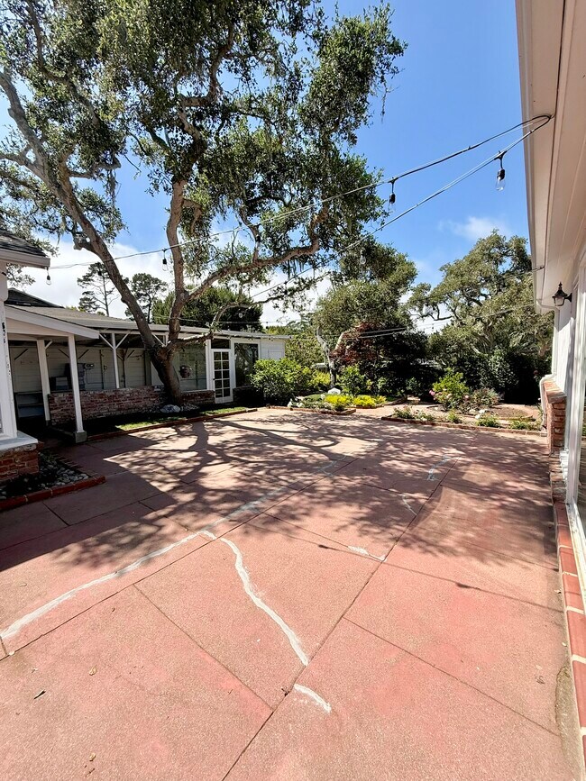 Building Photo - 810 Martin St