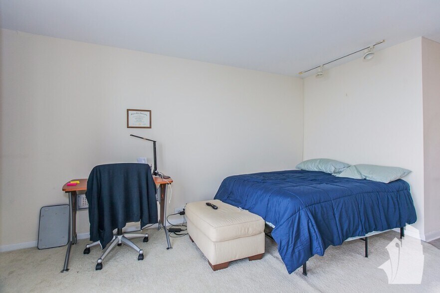 Building Photo - 5415 N Sheridan Rd