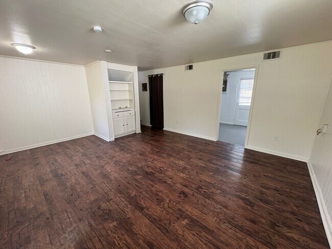 Building Photo - Charming 3-bedroom, 1.5-bath home in Dayton