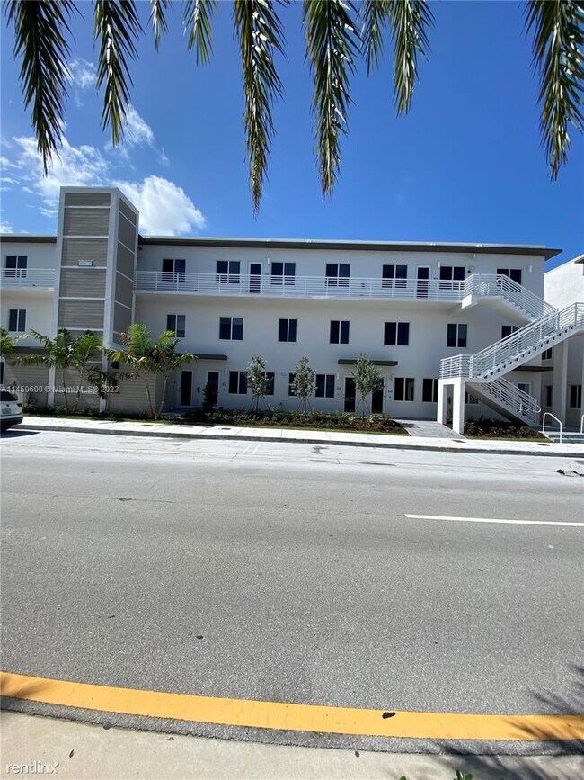 Building Photo - 3 br, 2.5 bath House - 10300 NW 66th St Ap...