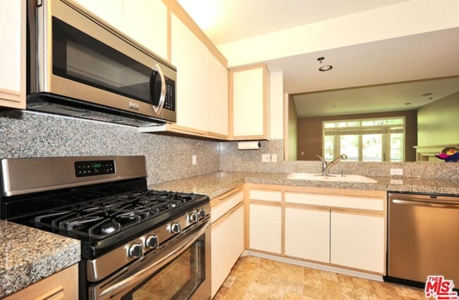 Building Photo - 2222 Beachwood Dr