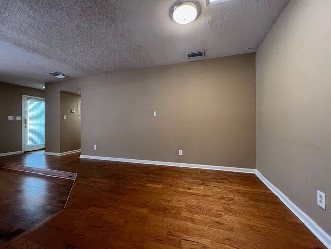 Building Photo - Audubon Park 2/2 Corner Unit Villa with La...