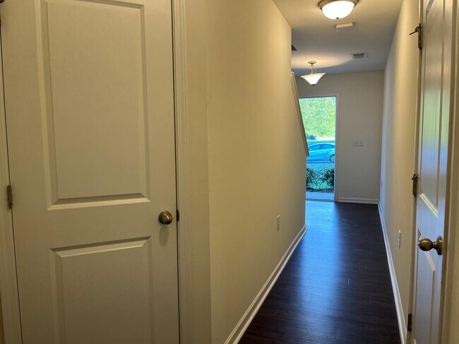 Building Photo - 425 Rhamkatte Rd