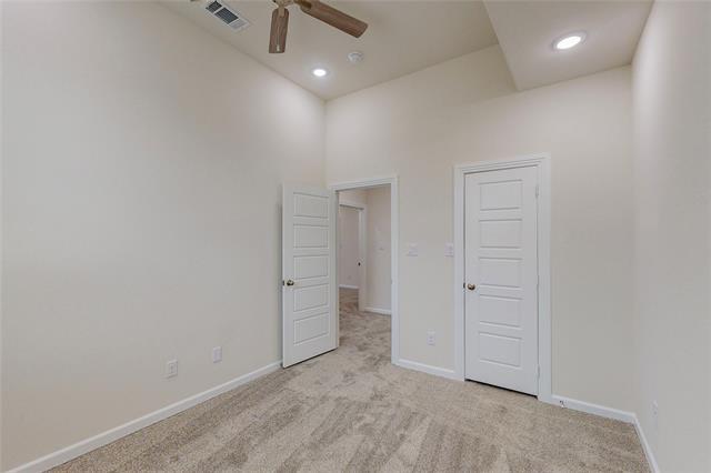 Building Photo - 16082 Doe Lk Dr