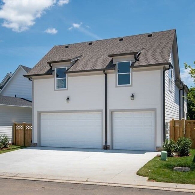 Building Photo - Luxury home in Southbrooke community in Franklin, TN