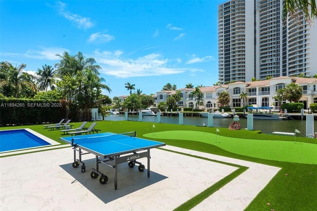 Building Photo - 207 Holiday Dr