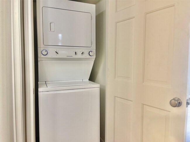 Building Photo - 1311 Antoine Dr