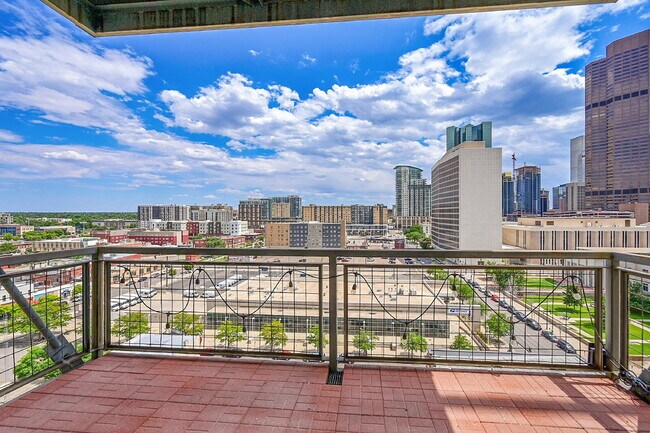 Building Photo - $2,000, 1 bed, 1.5 bath located in downtow...