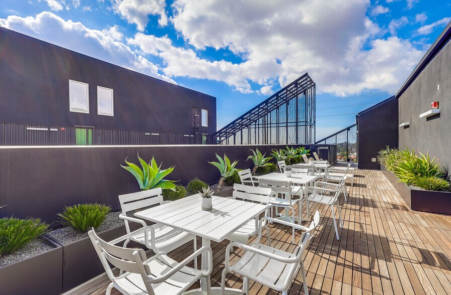 Building Photo - 3630 Overland Ave